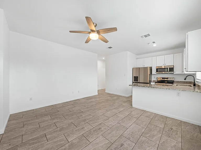 323 Gabriel St #201 — Photo 9