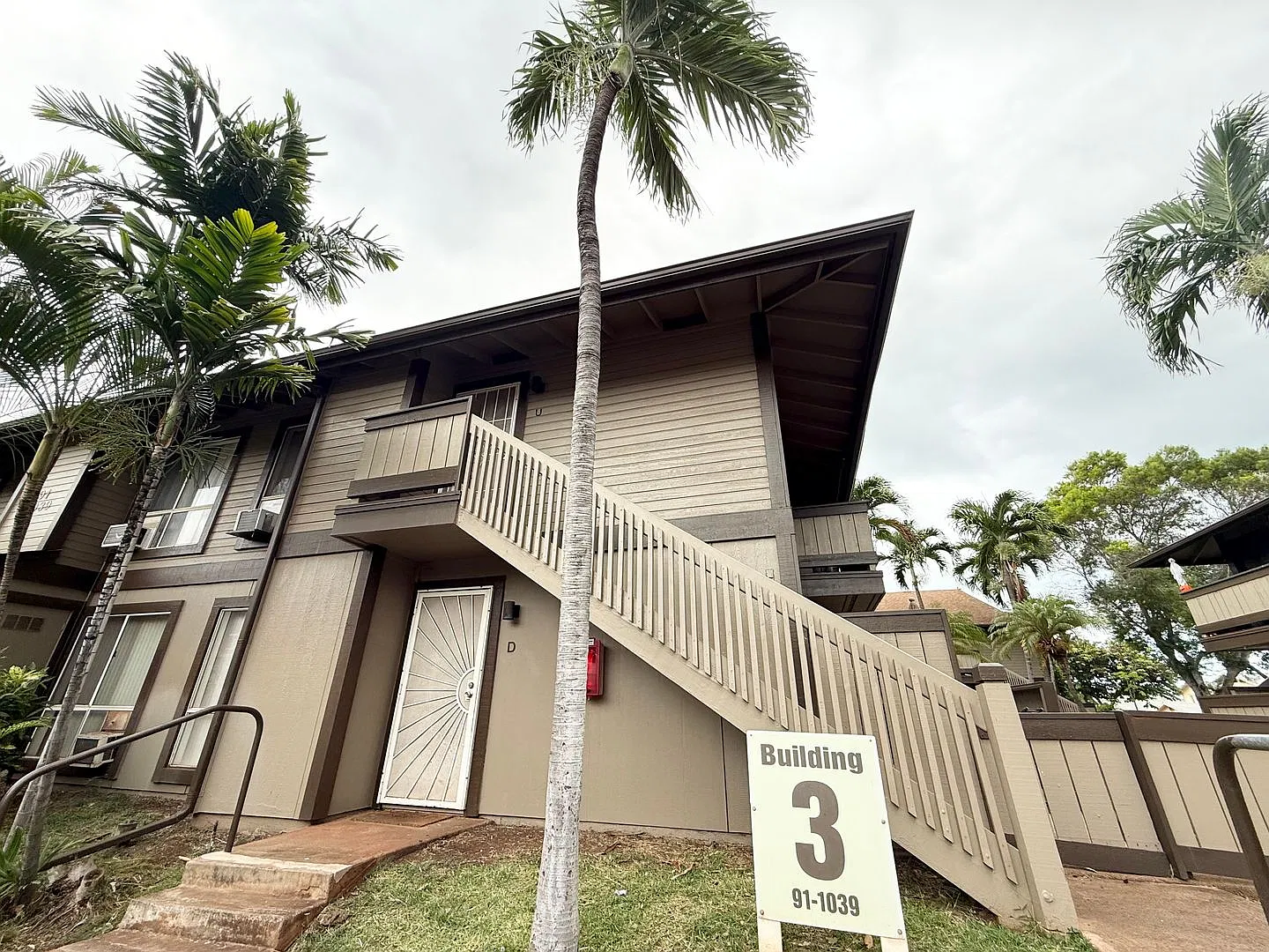 Beautiful Unfurnished 2bdrm / 1.5bath Palm Villas Unit with 2 Parking Stalls — Photo 2