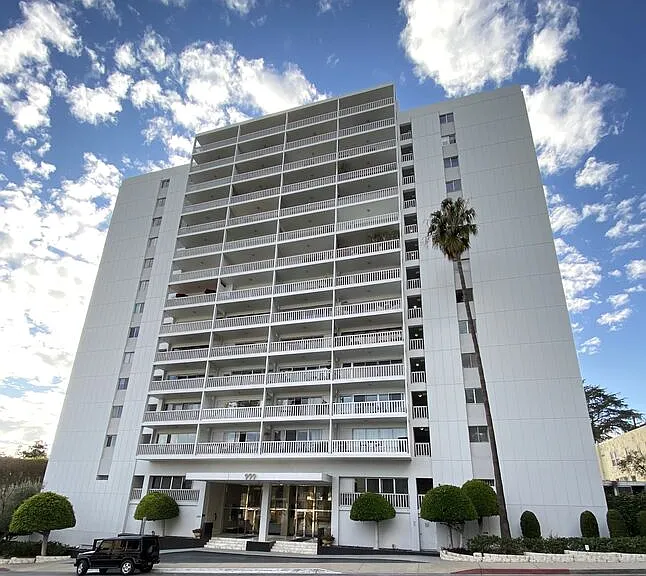 999 N Doheny Dr #406 — Photo 15