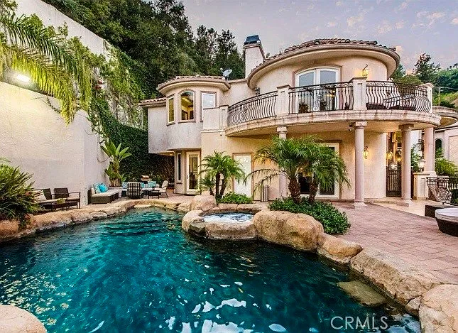 7 bed, 7.5 bath, 7444 sqft, $36,400 — Photo 2