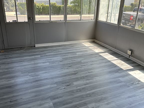 5th image of 3045 Holiday Ln