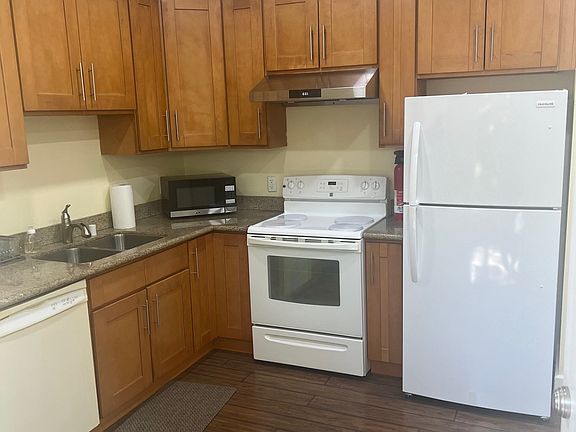 Full kitchen with new refrigerator an new hood