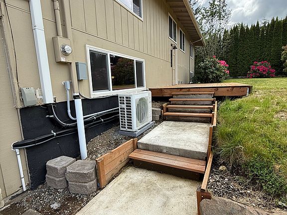 Steps to front deck and front door