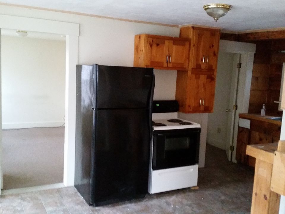 2nd image of 102 Fair St