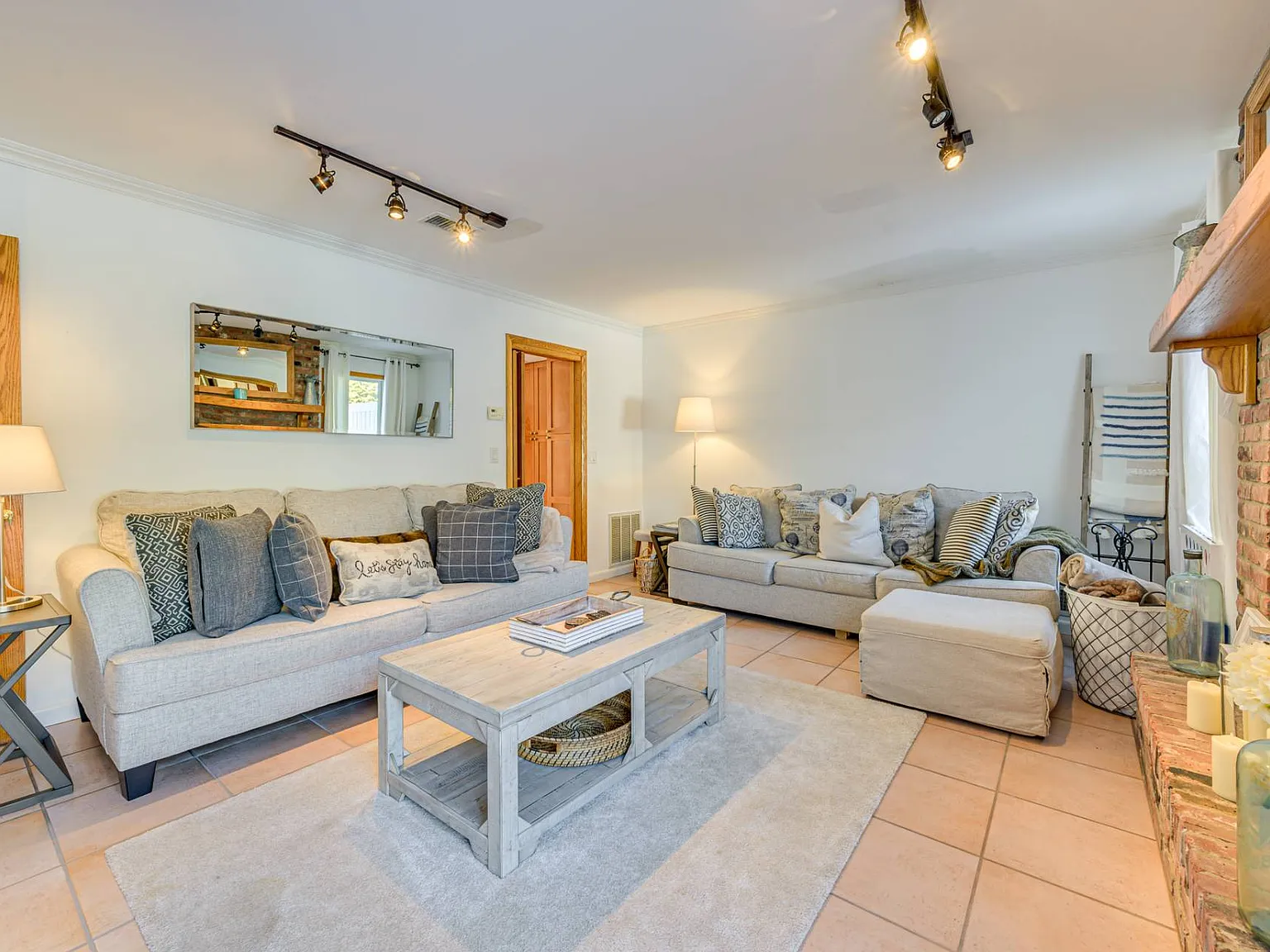 Charming Summer Rental in Southampton Commons — Photo 3