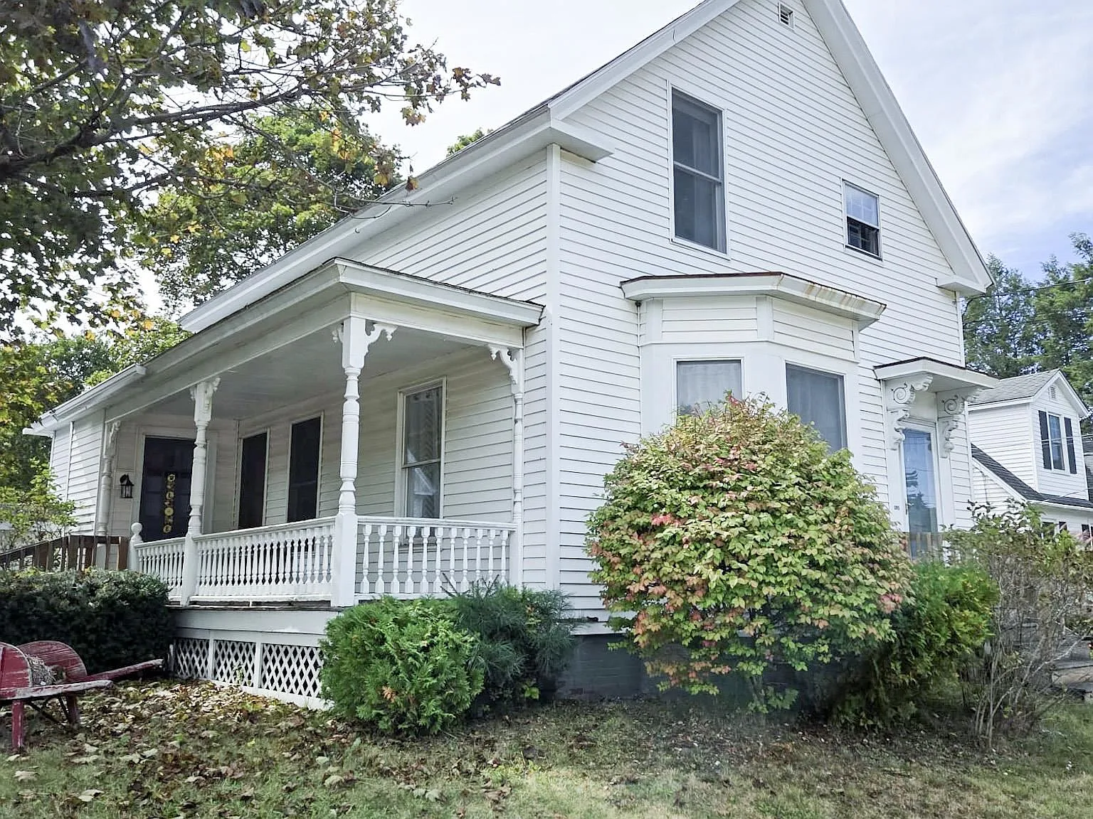 3 bed, 1.0 bath, 1244 sqft, $3,000 — Photo 2