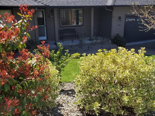 1067 NE Savage St, Grants Pass, OR 97526