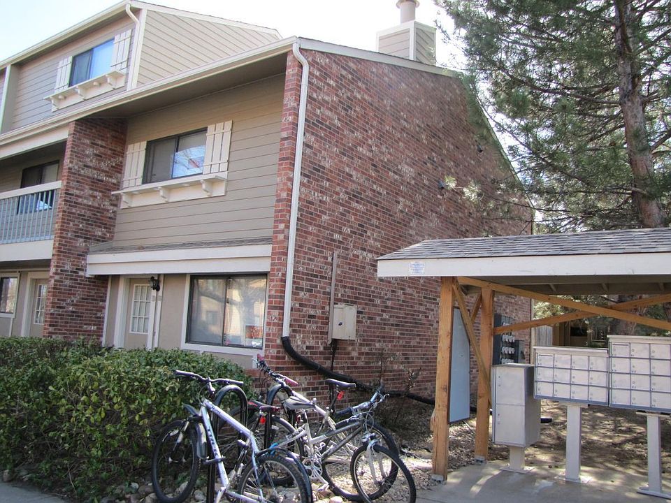 End unit next to mail box area and bikes stands