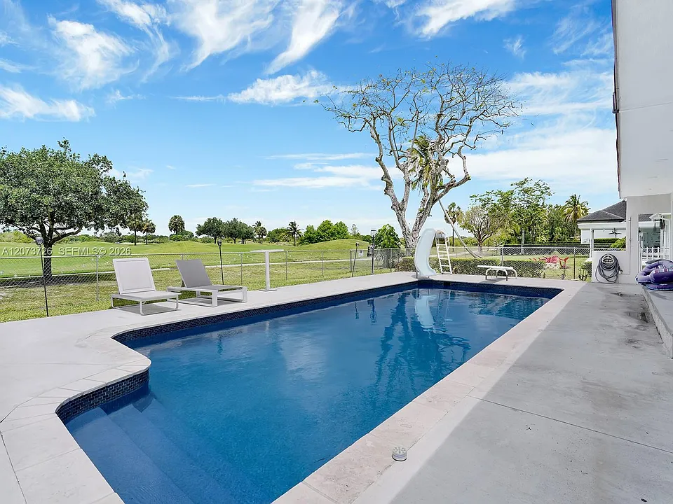 621 E Tropical Way