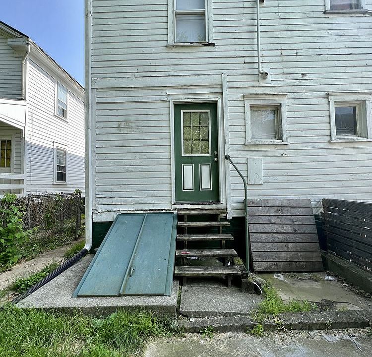 2nd image of 734 W John St