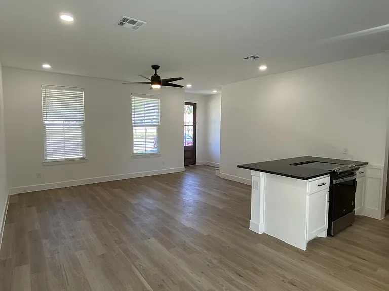 622 W Florence St — Photo 5