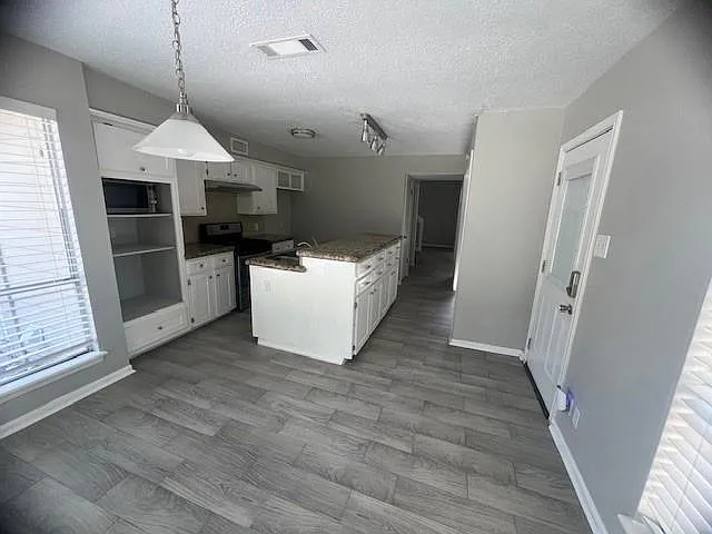 5 bed, 2.5 bath, 2909 sqft, $2,500 — Photo 4