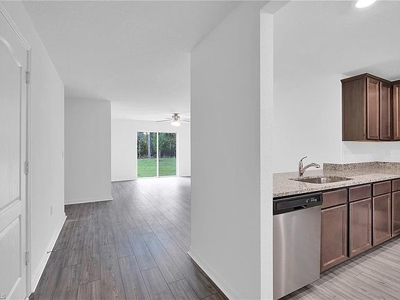 4th image of 218 Manasota St