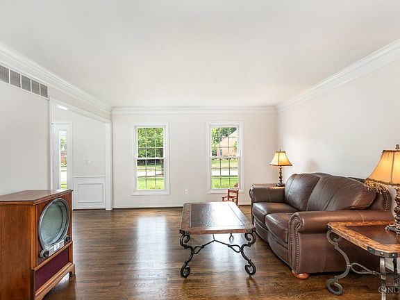 5th image of 403 Huntington Dr