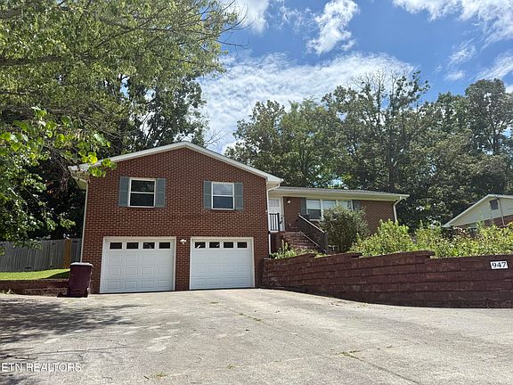 3rd image of 947 N Linden Dr