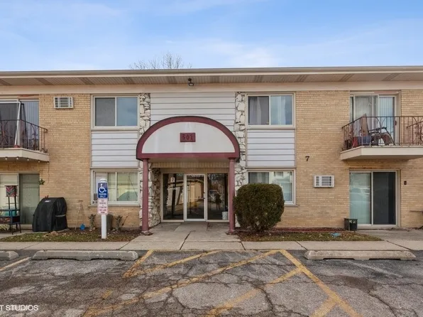 501 Carlysle Dr APT 13, Clarendon Hills, IL 60514