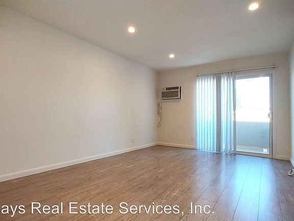 3rd image of 18657 Collins St APT 18