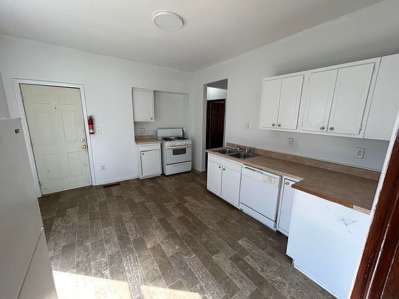 4th image of 743 Academy St