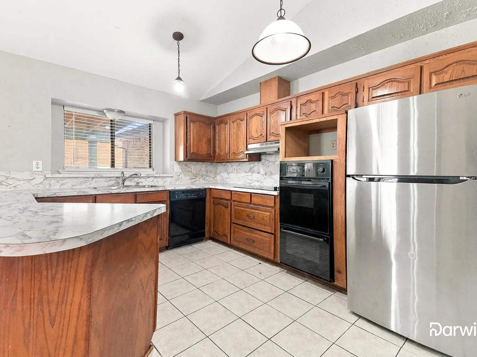3 bed, 2.0 bath, 1916 sqft, $2,035 — Photo 4