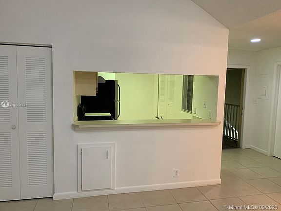 4th image of 1082 The Pointe Dr #1082