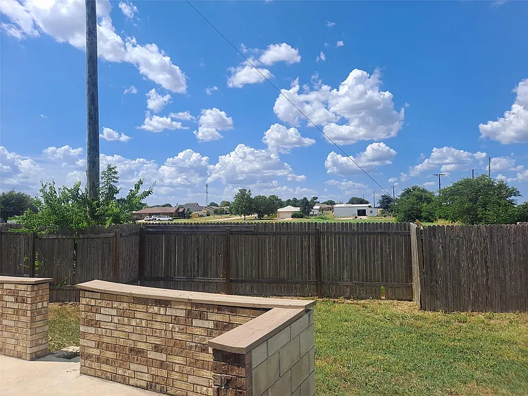 225 Rainey Dr — Photo 3