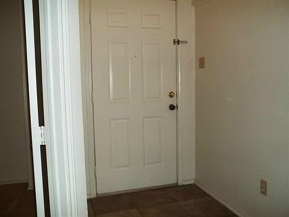 2nd image of 925 Lake Bluff Dr