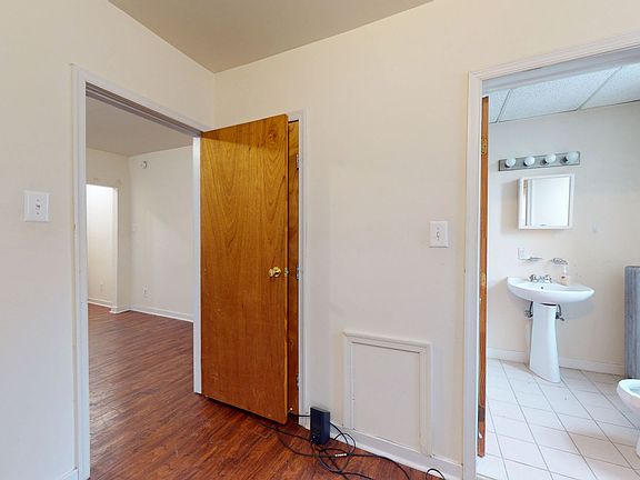 4th image of 1008 S 48th St #95
