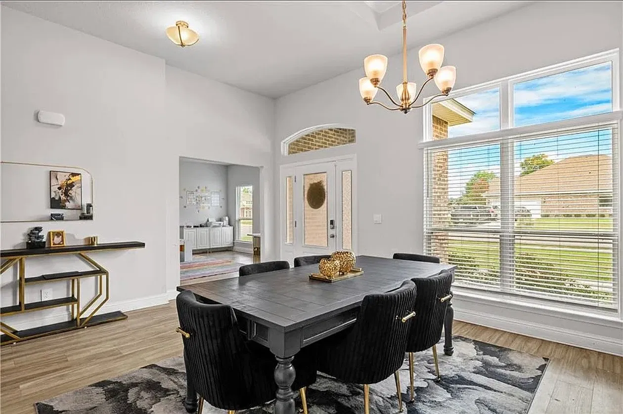 5 bed, 3299 sqft, $3,500 — Photo 3