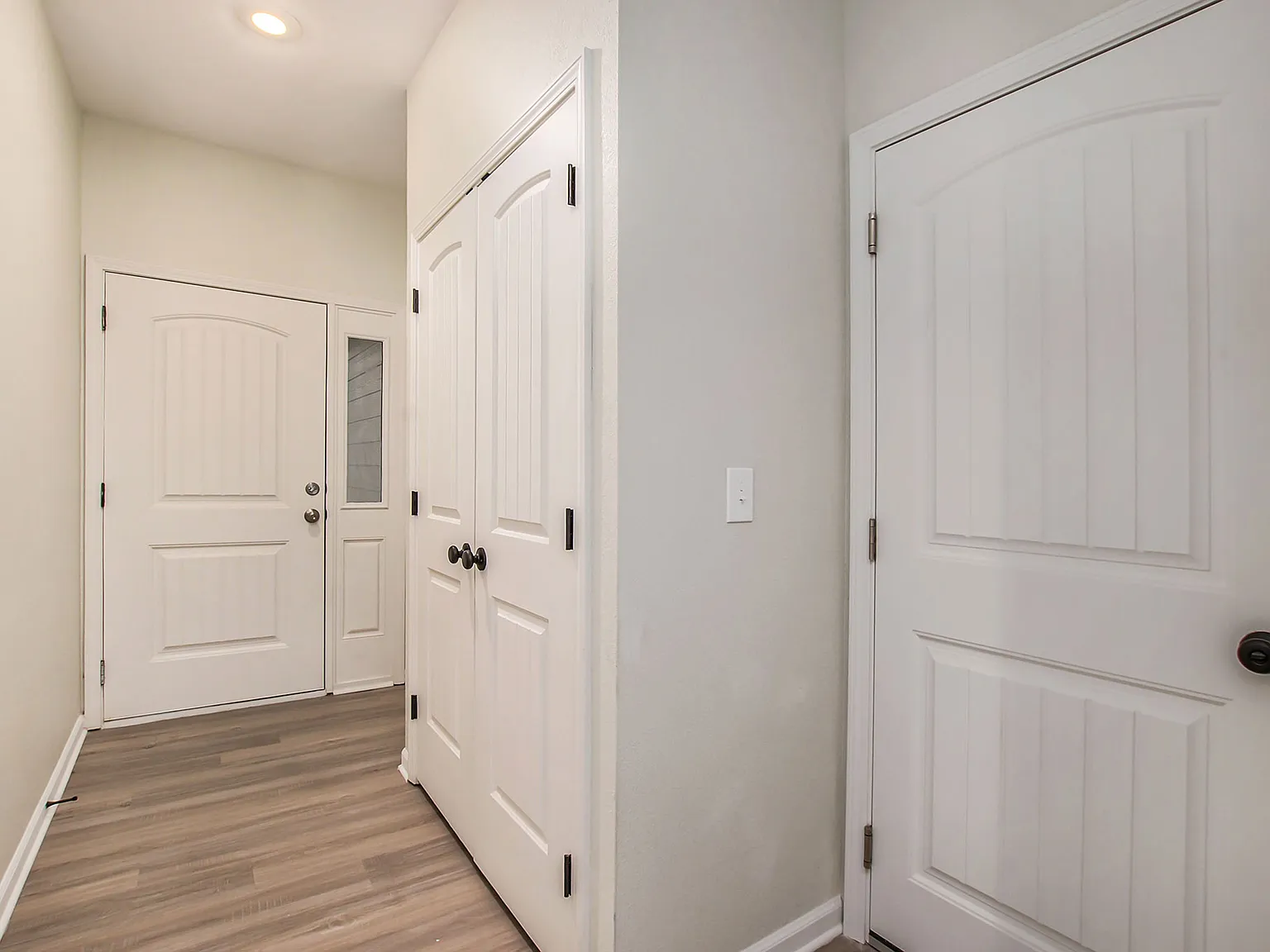Reghan Place - 6411 — Photo 3