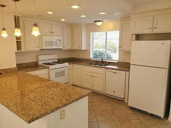 3 bed, 2.5 bath, 1649 sqft, $4,000 — Photo 3