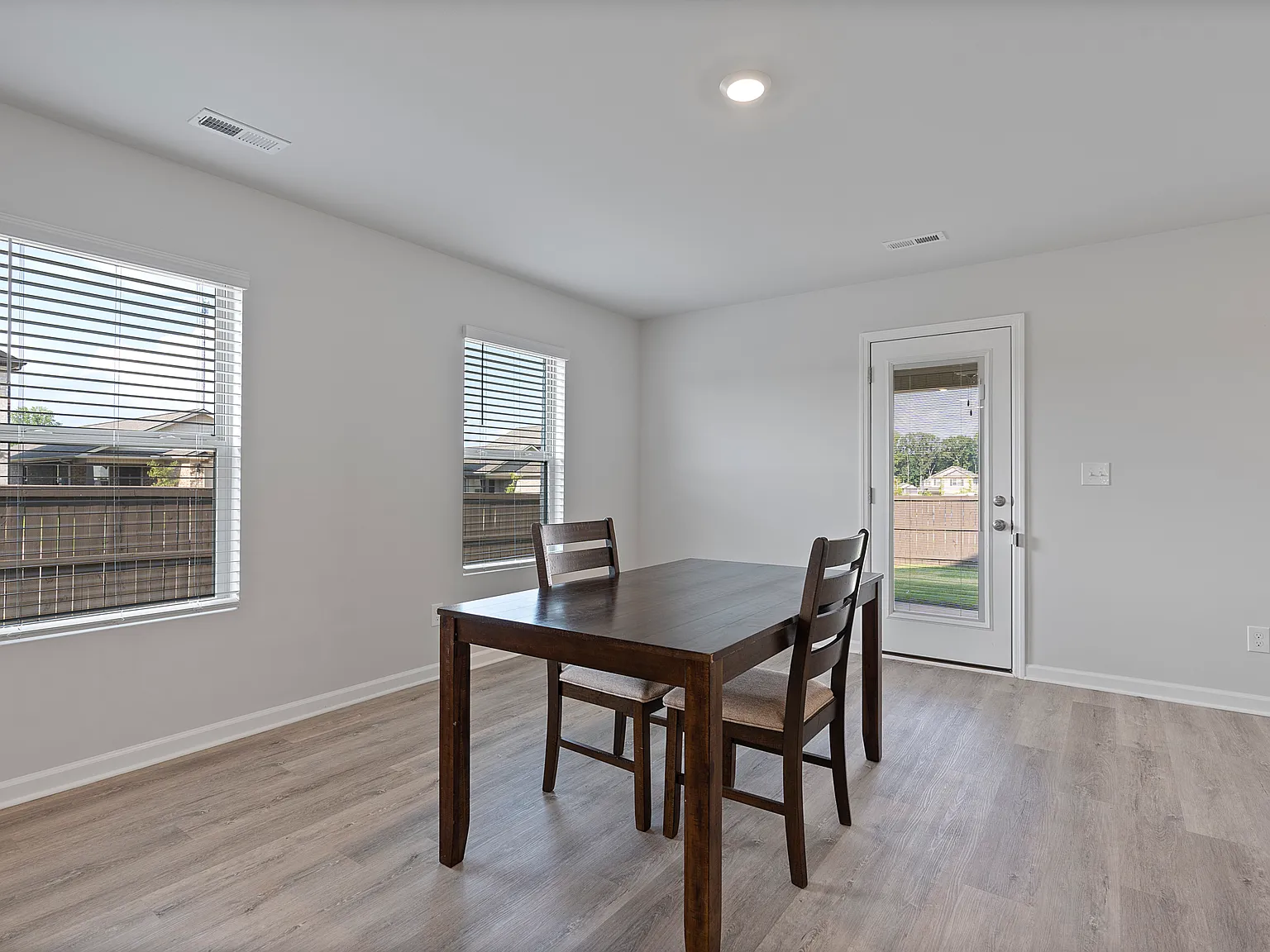 5 bed, 2950 sqft, $2,150 — Photo 4