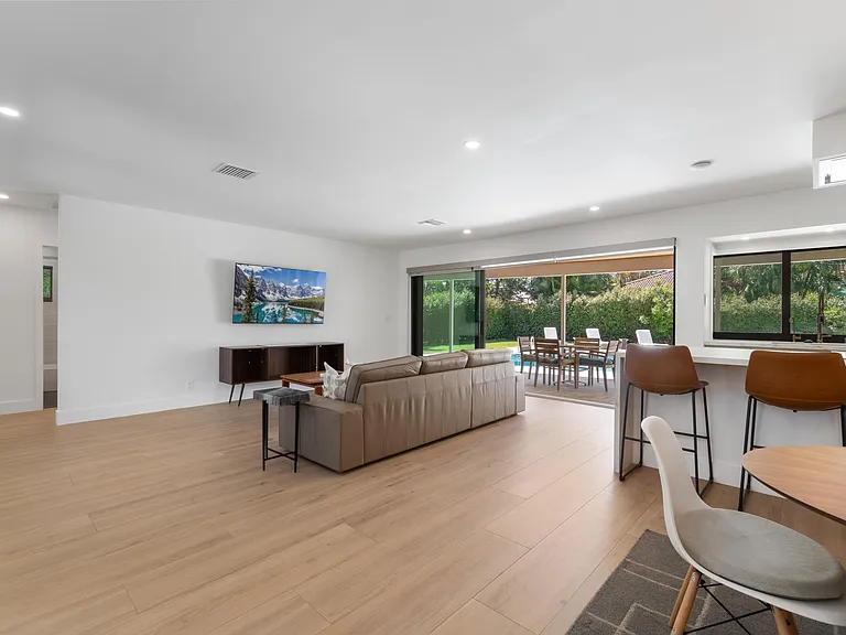 820 Canary Walk — Photo 5