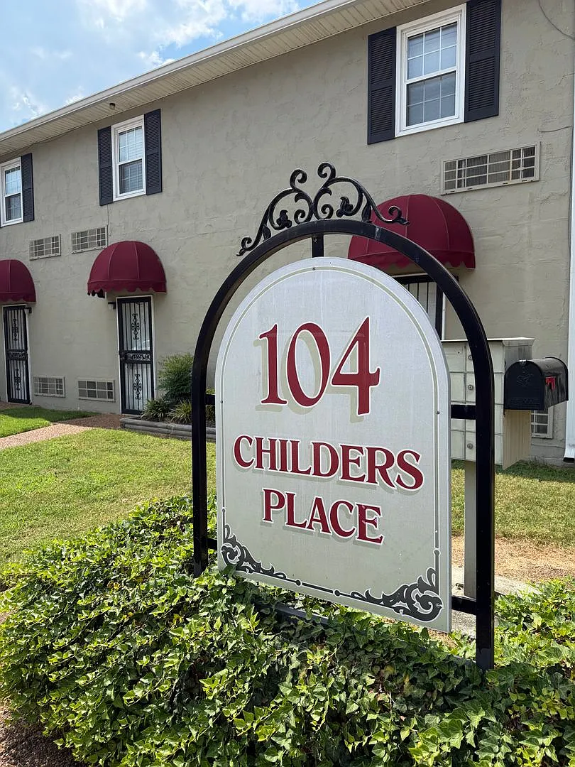 Beautifully Kept & Well Maintained Apartment - Conveniently Located Downtown Clarksville — Photo 2