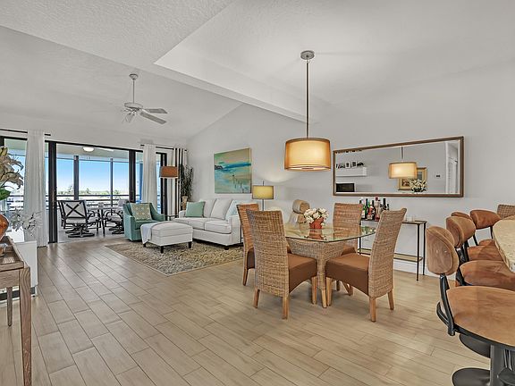 5th image of 945 Oak Harbour Drive #945