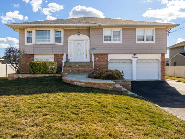 14 Buoy Lane, West Islip, NY 11795