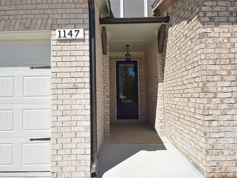 1147 Lucan Ln — Photo 4