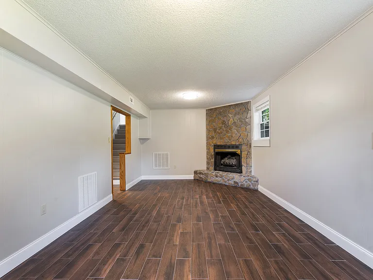 1505 Aldenwood Ln — Photo 16