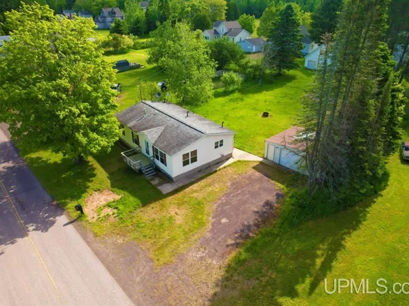 878 Main St, Lake Linden, MI 49945