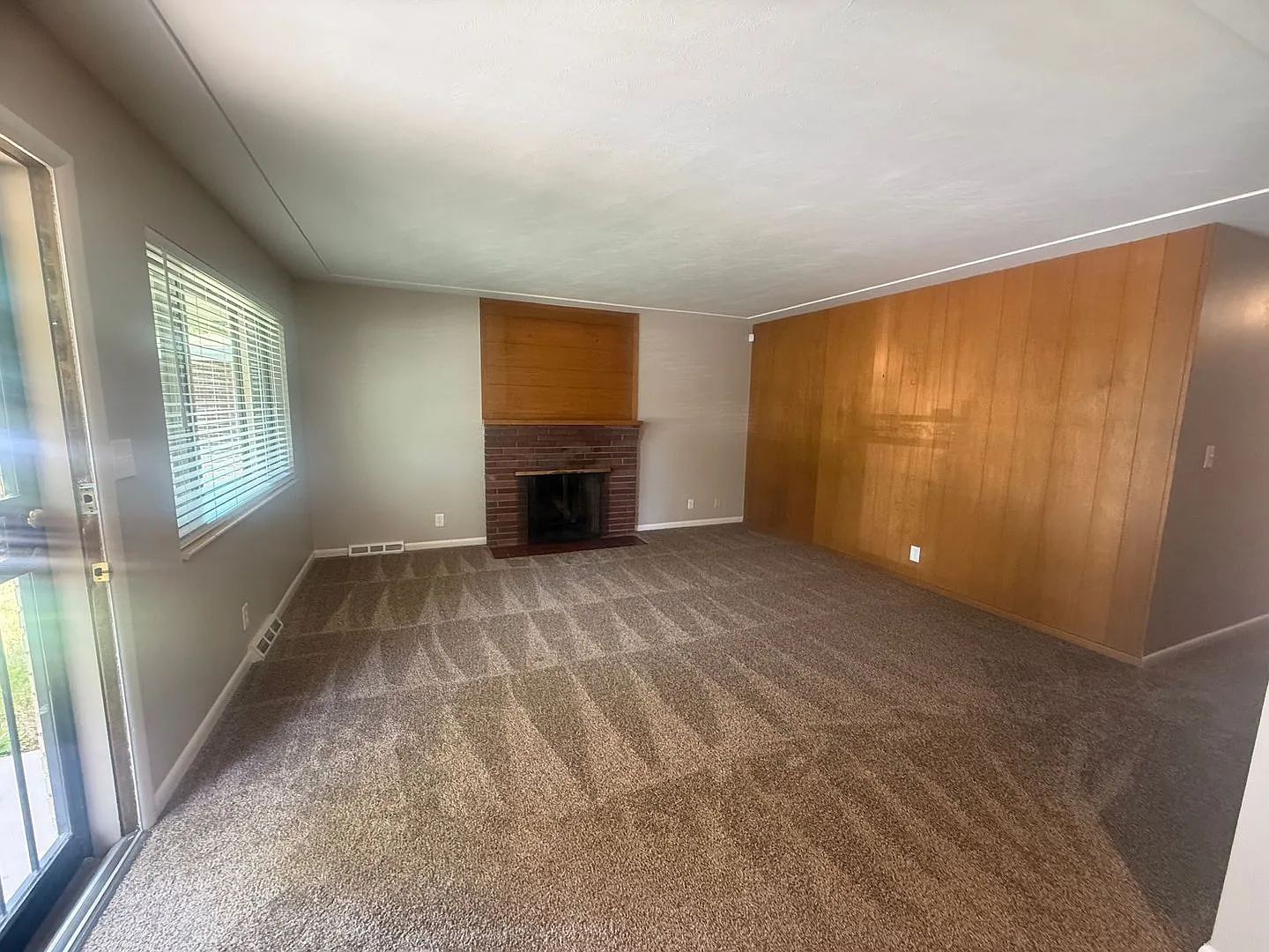 $0 Deposit Option! Spacious 5-Bedroom Home With Finished Basement & 2 Car Garage — Photo 3