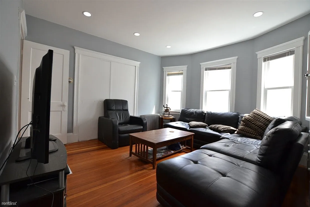 18 Hunnewell Ave — Photo 1