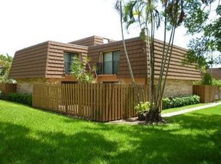 2540 Camelot Ct, Hollywood, FL 33026