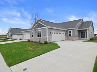 1596 Weston Ridge Rd, Oconomowoc, WI 53066