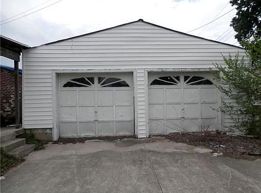 3rd image of 901 Fountain St