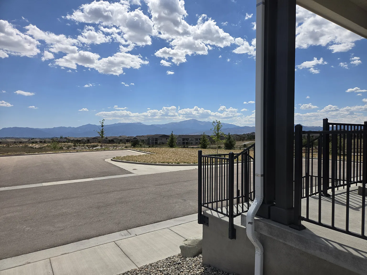 4 bed, 2624 sqft, $3,232 — Photo 4