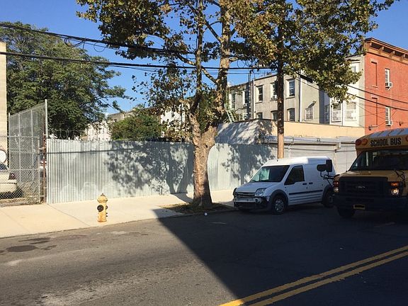 3rd image of 727 E 141st St