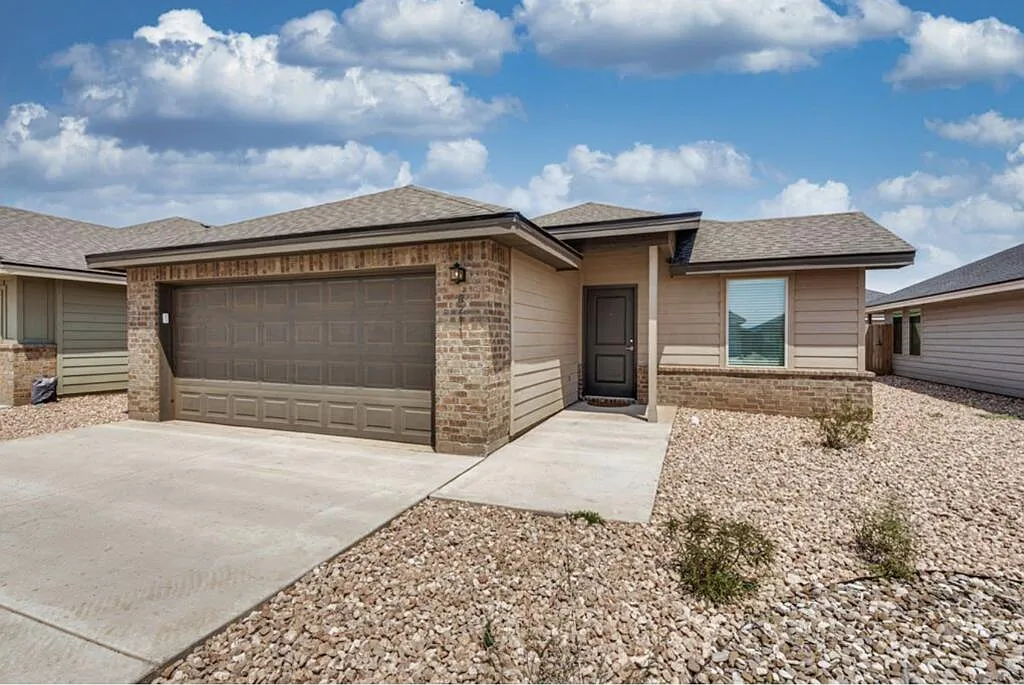 3 bed, 2.0 bath, 1511 sqft, $2,600 — Photo 1