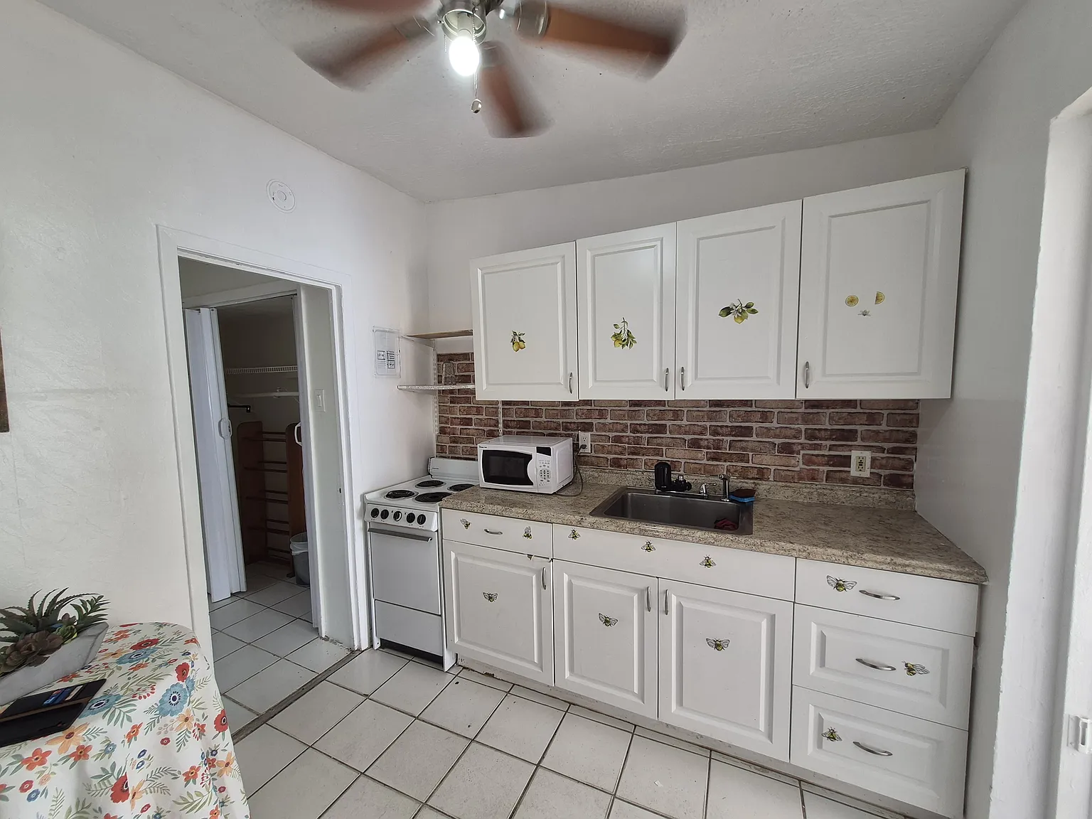 2921 SW 36th Ct — Photo 2