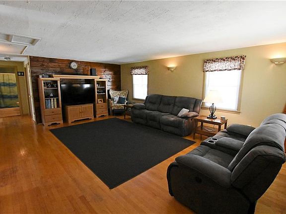 4th image of 40 Bailey St E