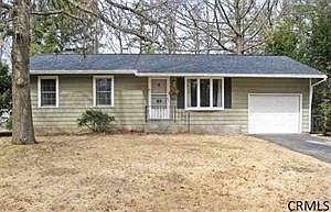 1st image of 7 Surrey Ln