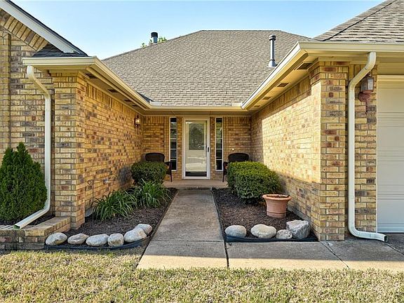 3rd image of 304 Thornebrook Dr